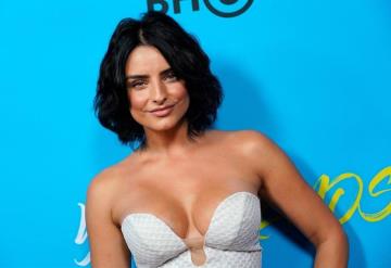 Aislinn Derbez nos demuestra cómo lucir un escote de forma sofisticada