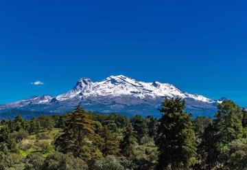 Monumento celebra el amorío entre Popocatépetl e Iztaccíhuatl