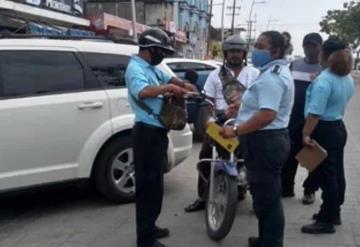 Elementos de la policía vial implementan operativo para el uso de casco de los motociclistas