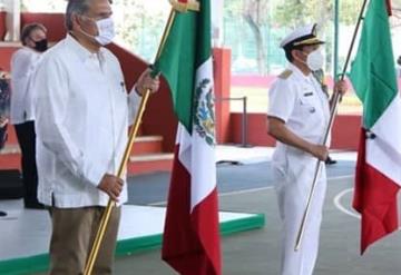 Augusto López Hernández encabezó el acto cívico por el Día de la Bandera