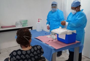 Inicia vacunación contra el COVID-19 a personal de Salud en Paraíso