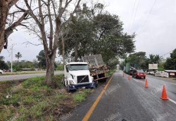 Tráiler termina fuera de la carretera Villahermosa-Cárdenas