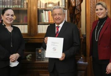 AMLO recibe el libro de Mujeres en el Senado de la República