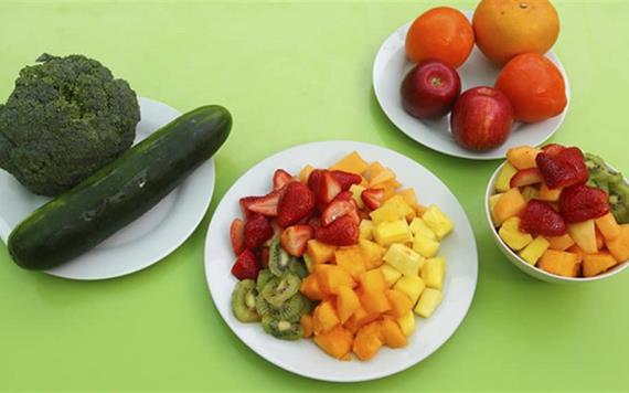 ¿Cuál es la porción de frutas y verduras que debemos comer diariamente para estar saludables?