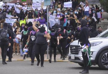 Alzan la voz; marcha en la capital colectivo de mujeres