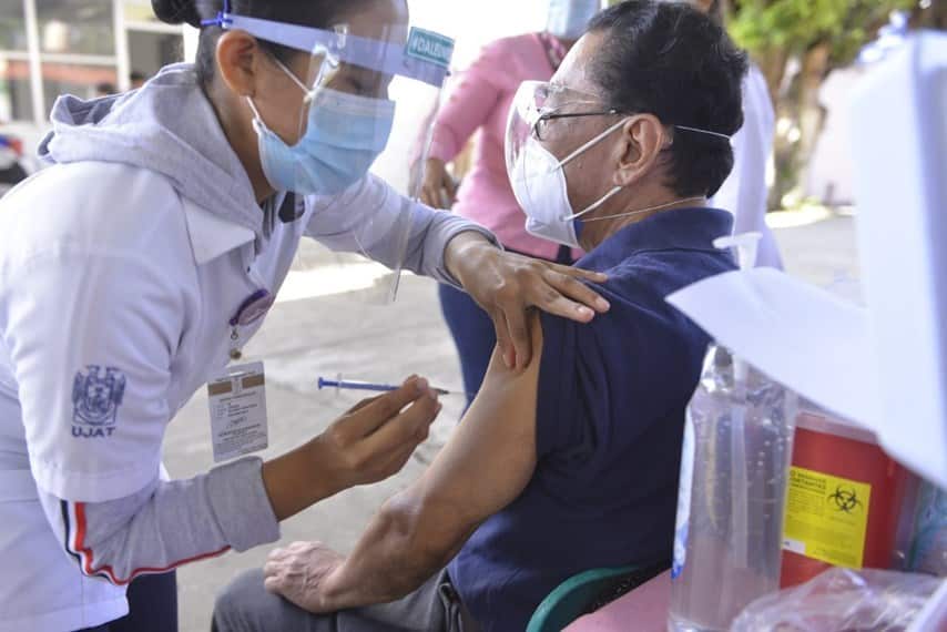 Aplican vacuna contra COVID-19 en Gaviotas Norte