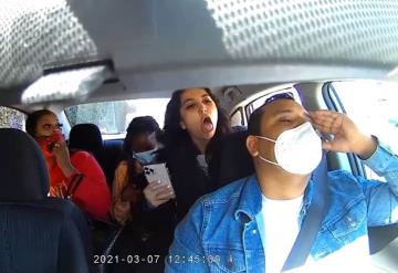 Conductor de Uber le pide a pasajeras usar cubrebocas ¡Mira como reaccionaron!