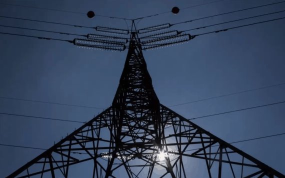 Juez federal suspende reforma eléctrica