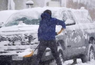 Nevadas y fuertes vientos paralizan centro-oeste de EU