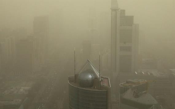 Amanece Pekín cubierta de apocalíptica arena