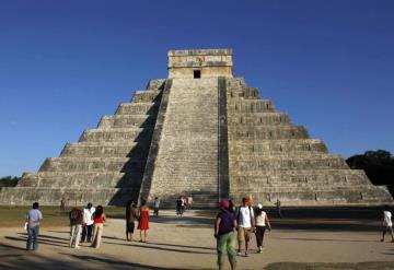 Turista sube pirámide en Chichén Itzá y podría ser encarcelado por eso