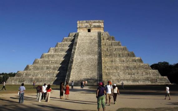 Turista sube pirámide en Chichén Itzá y podría ser encarcelado por eso