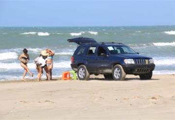 Tabasqueños visitan playas, aun con anuncio de restricción