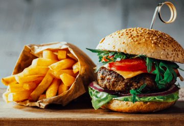 Restaurante cambia nombre a sus hamburguesas por nombres de objetos de oficina, ¡Mira porque!