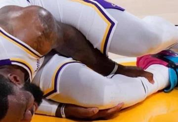 LeBron James abandona el encuentro, después de sufrir una lesión