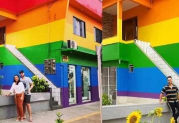 Para celebrar a su hijo gay, pinta su casa de arcoíris en Brasil