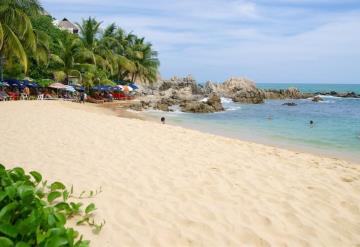 Turistas llegan a Puerto Escondido, Oaxaca