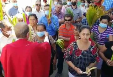 Sacerdote quita cubrebocas a fieles