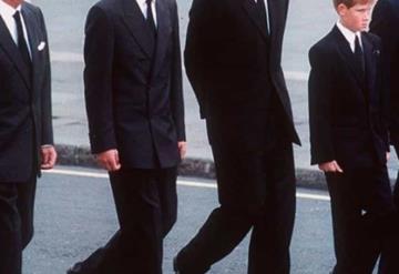 El príncipe Felipe caminando con Harry y William en el funeral de Diana