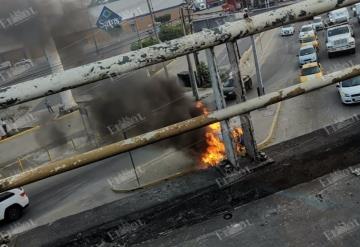 Se incendia auto compacto en cruce de Periférico