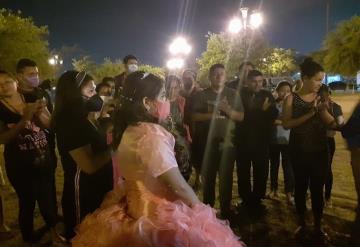 Quinceañera comparte con migrantes banquete de su fiesta