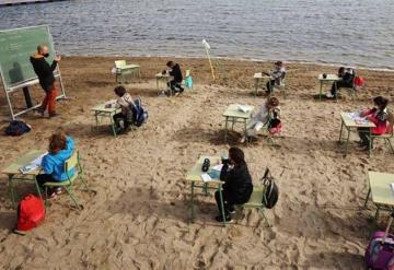 Colegio imparte clases a niños a la orilla del mar