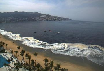 Capa de arena negra cubrió parte de la bahía de Acapulco