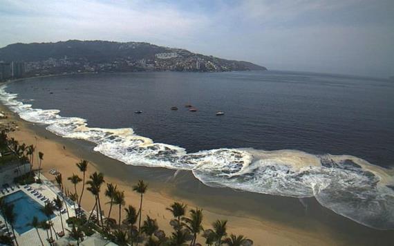 Capa de arena negra cubrió parte de la bahía de Acapulco