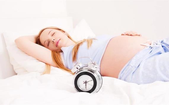 ¿Dormir boca arriba durante el embarazo triplica riesgo de muerte fetal?