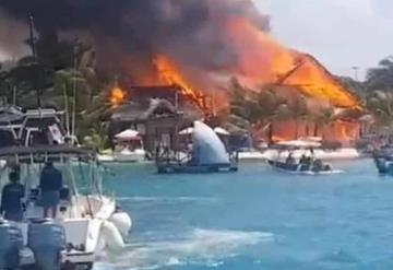 Incendio en Islas Mujeres consume una decena de locales