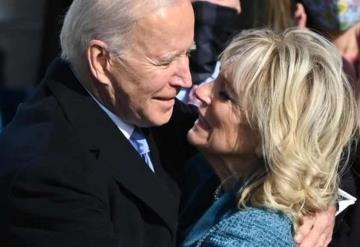 Vídeo: Amor del bueno, Joe Biden se agacha para cortar una flor y regalársela a su esposa