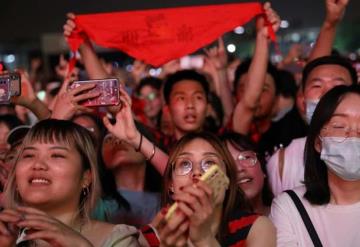 Wuhan se olvida del COVID-19 y realiza concierto con miles de personas