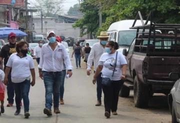 Fabián Granier durante su recorrido por la colonia Primero de Mayo