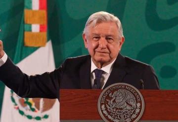 Exhibe AMLO tarjeta rosa de priista en NL Adrián de la Garza