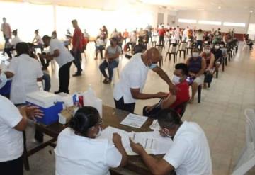 Docentes de Jalapa se vacunan contra el COVID-19