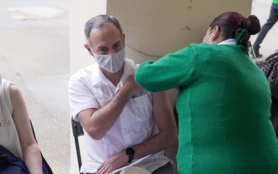 López-Gatell recibe primera dosis de vacuna Pfizer contra la COVID-19 