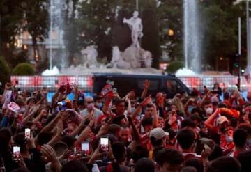 Menor de edad aficionado del Atlético muere al sacar el cuerpo de una furgoneta y chocar contra muro