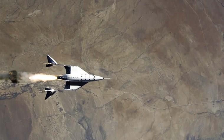 Nave tripulada de Virgin Galactic hace su primer vuelo de ...