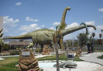 Hombre es encontrado muerto dentro de una figura de un dinosaurio en Barcelona, España