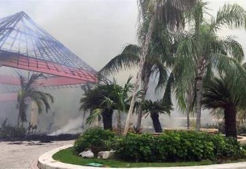 Incendio consume lobby y palapa del Hotel Grand Palladium: Riviera Maya