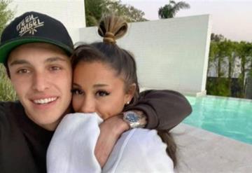 Ariana Grande se caso en secreto y revela fotos