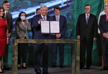 AMLO firma contrato para fabricar vagones del Tren Maya