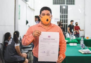 Ricky Antonio Arcos Pérez recibe constancia que lo acredita como alcalde electo de Tacotalpa