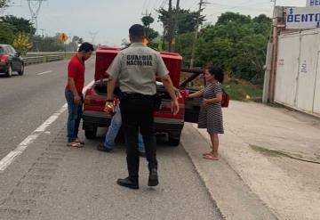 GN da primeros auxilios a niña que se estaba asfixiando en un auto 