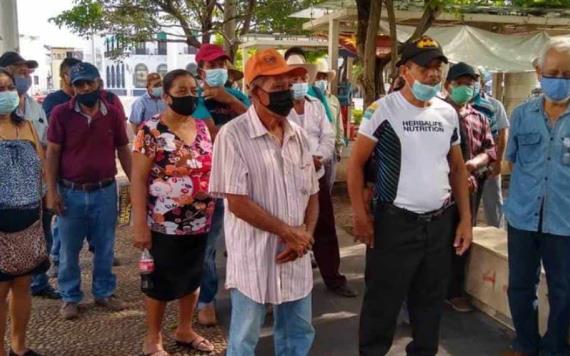 Extrabajadores de los ayuntamientos en tabasco se manifestaron a las afueras del congreso del estado