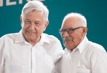 Felicidades papás, estén donde estén: AMLO