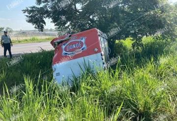 Camioneta cargada de Galletas termina fuera de la carretera Villahermosa-Cárdenas