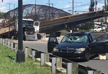 Cae puente peatonal sobre una autopista