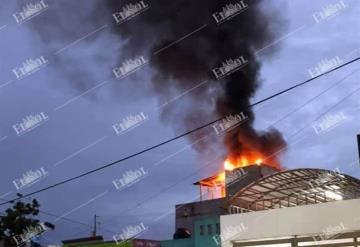 Se incendia casa en fraccionamiento Santa Fe, Parrilla