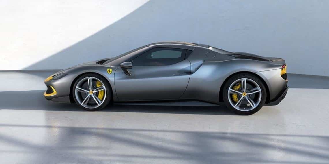 Ferrari presenta su nuevo deportivo híbrido de 320 mil dólares en carrera por autos eléctricos